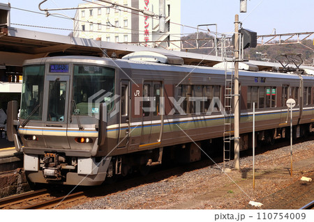 敦賀駅に停車中の北陸本線223系新快速電車（リニュアール車） 110754009