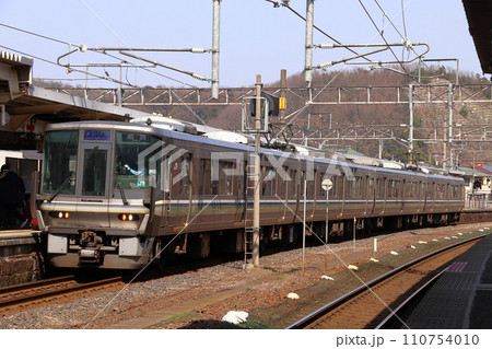 敦賀駅に停車中の北陸本線223系新快速電車（リニュアール車） 110754010