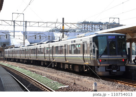 敦賀駅に停車中の北陸本線223系新快速電車（リニュアール車） 110754013