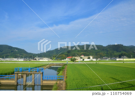 JR九州、高橋駅(佐世保線)から佐賀駅(長崎本線)までの車窓風景(朝) 110754069