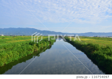 JR九州、高橋駅(佐世保線)から佐賀駅(長崎本線)までの車窓風景(朝) JR九州、高橋駅(佐世保線)から佐賀駅(長崎本線)までの車窓風景(朝) 110754097