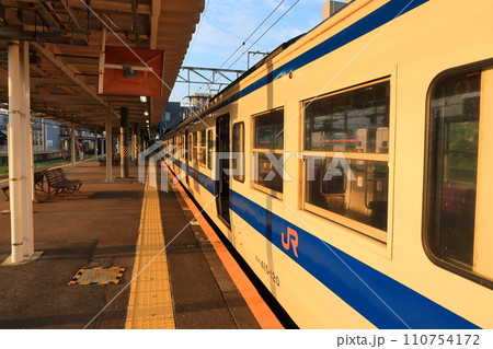 JR九州、佐世保線佐世保駅から早岐駅までの車窓風景(早朝) JR九州、佐世保線佐世保駅から早岐駅までの車窓風景(早朝) 110754172
