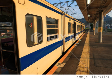 JR九州、佐世保線佐世保駅から早岐駅までの車窓風景(早朝) JR九州、佐世保線佐世保駅から早岐駅までの車窓風景(早朝) 110754173