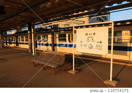 JR九州、佐世保線佐世保駅から早岐駅までの車窓風景(早朝) 110754175