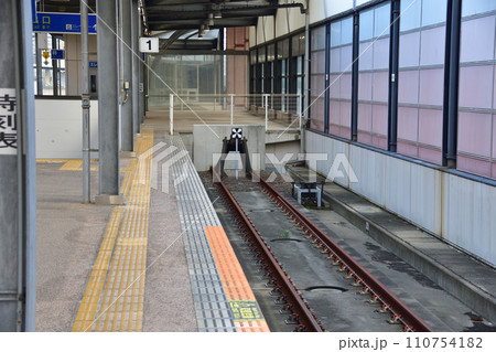 JR九州、佐世保線佐世保駅から早岐駅までの車窓風景(早朝) 110754182