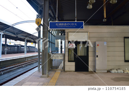 JR九州、佐世保線佐世保駅から早岐駅までの車窓風景(早朝) 110754185