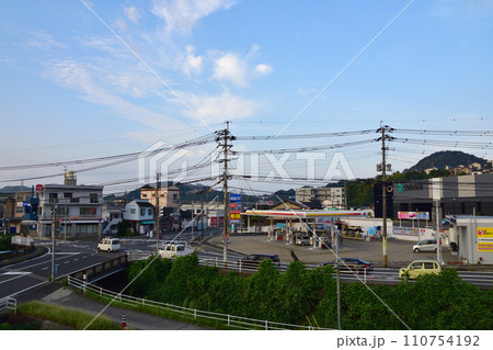 JR九州、佐世保線佐世保駅から早岐駅までの車窓風景(早朝) 110754192