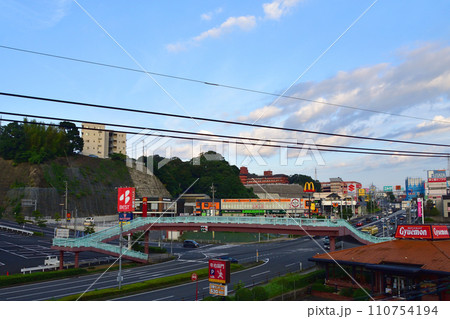 JR九州、佐世保線佐世保駅から早岐駅までの車窓風景(早朝) 110754194