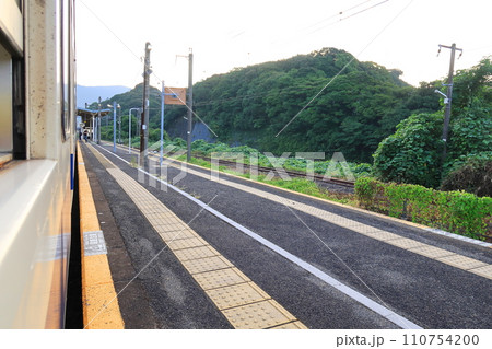JR九州、佐世保線佐世保駅から早岐駅までの車窓風景(早朝) 110754200