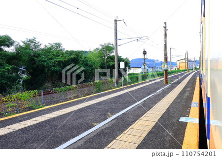 JR九州、佐世保線佐世保駅から早岐駅までの車窓風景(早朝) JR九州、佐世保線佐世保駅から早岐駅までの車窓風景(早朝) 110754201