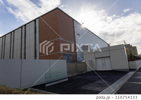 大阪府吹田市／大和大学の校舎（2024年1月2日撮影） 110754333