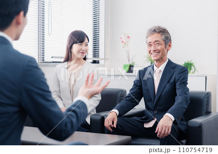 にこやかに商談をするビジネスパーソン 110754719