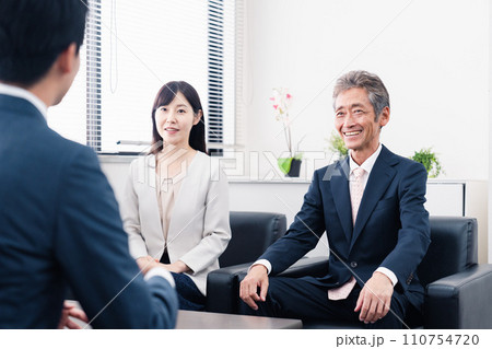にこやかに商談をするビジネスパーソン にこやかに商談をするビジネスパーソン 110754720
