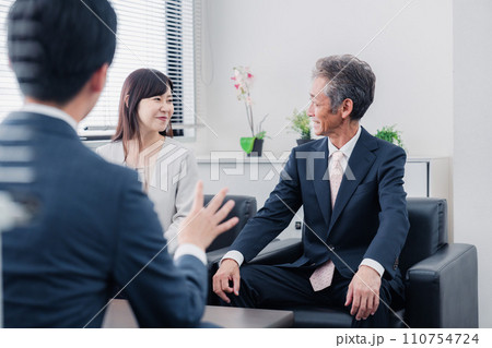 にこやかに商談をするビジネスパーソン にこやかに商談をするビジネスパーソン 110754724