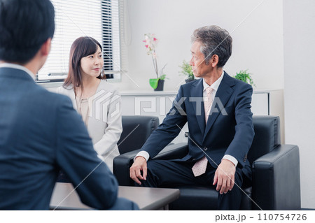 にこやかに商談をするビジネスパーソン にこやかに商談をするビジネスパーソン 110754726