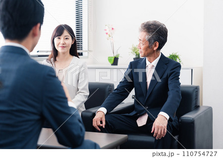 にこやかに商談をするビジネスパーソン にこやかに商談をするビジネスパーソン 110754727