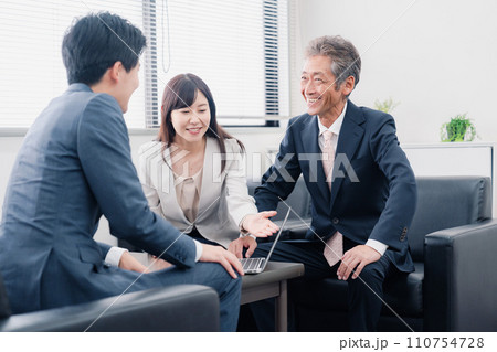 にこやかに商談をするビジネスパーソン 110754728