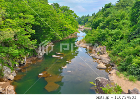 東北・厳美渓・上流にある隠れた絶景スポット、長者滝橋より厳美渓方向の眺め・岩手県一関市(1) 110754803