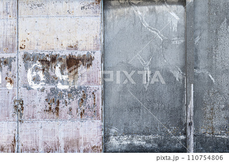 69と数字が書かれた倉庫の扉と外壁 110754806