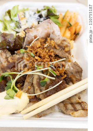 おいしい豚肩ロース肉グリル弁当 おいしい豚肩ロース肉グリル弁当 110755187