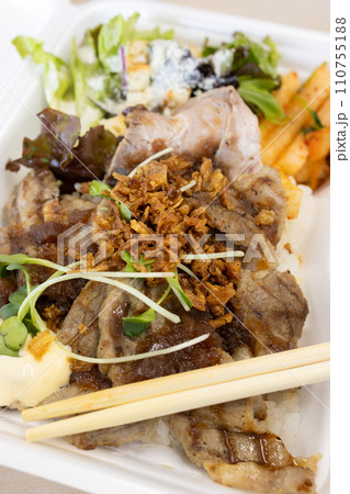おいしい豚肩ロース肉グリル弁当 おいしい豚肩ロース肉グリル弁当 110755188