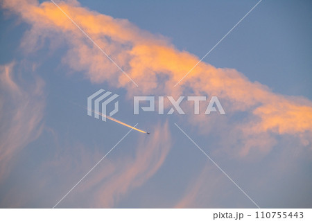 日本の横浜都市景観 脱コロナ…夕焼けに映える飛行機雲や痕跡…航空需要回復＝令和6年1月19日 110755443