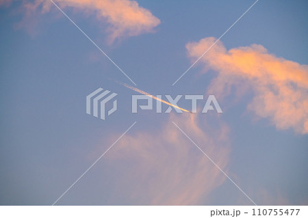 日本の横浜都市景観 脱コロナ…夕焼けに映える飛行機雲や痕跡…航空需要回復=令和6年1月19日 日本の横浜都市景観 脱コロナ…夕焼けに映える飛行機雲や痕跡…航空需要回復=令和6年1月19日 110755477