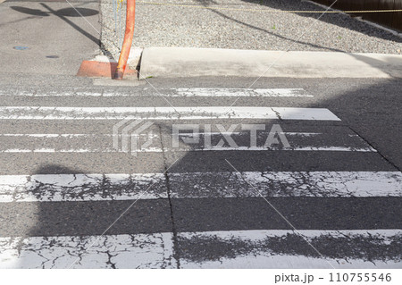 剥がれてうすくなった横断歩道 剥がれてうすくなった横断歩道 110755546