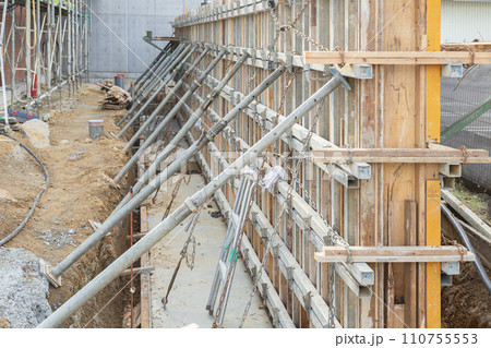 型枠設置中の工事現場 110755553