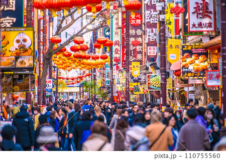 日本の横浜都市景観 JN.1に置き換わり…賑わう中華街。マ不要、希望の光を…=令和6年1月19日 日本の横浜都市景観 JN.1に置き換わり…賑わう中華街。マ不要、希望の光を…=令和6年1月19日 110755560