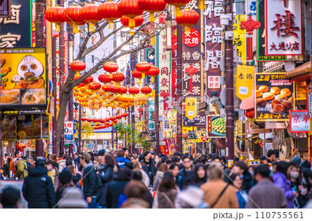 日本の横浜都市景観 JN.1に置き換わり…賑わう中華街。マ不要、希望の光を…=令和6年1月19日 日本の横浜都市景観 JN.1に置き換わり…賑わう中華街。マ不要、希望の光を…=令和6年1月19日 110755561