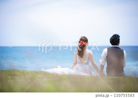 海辺でブーケを持って立つ新婦 110755583