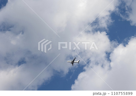 青空と白い雲と着陸体制の飛行機 青空と白い雲と着陸体制の飛行機 110755899