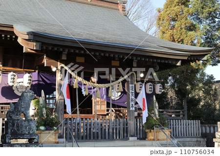 新年を迎えた神社 110756034