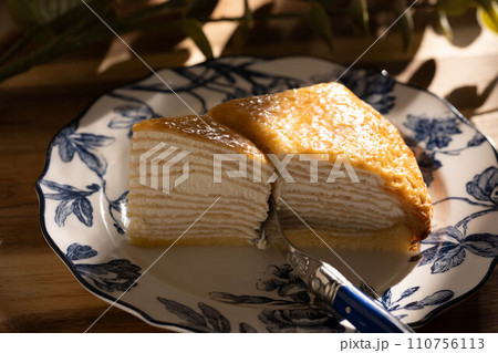 木漏れ日とミルクレープを食べる瞬間 木漏れ日とミルクレープを食べる瞬間 110756113