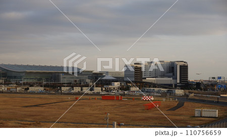 羽田イノベーションシティ足湯スカイデッキから見た羽田空港第3ターミナル 羽田イノベーションシティ足湯スカイデッキから見た羽田空港第3ターミナル 110756659
