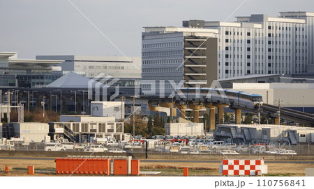 羽田エアポートガーデンの前を走る東京モノレール、東京イノベーションシティの足湯スカイデッキで撮影 羽田エアポートガーデンの前を走る東京モノレール、東京イノベーションシティの足湯スカイデッキで撮影 110756841