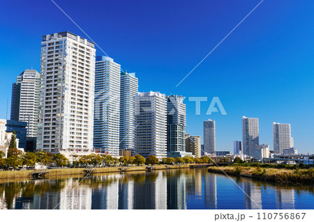 横浜駅東口周辺の風景　ポートサイド公園と建ち並ぶ高層マンション 110756867