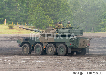 走行する陸上自衛隊16式機動戦闘車 110758310