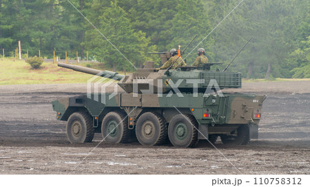 走行する陸上自衛隊16式機動戦闘車 110758312