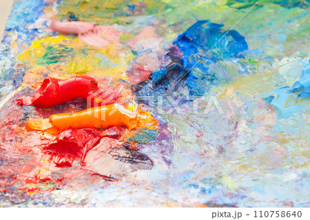 Colorful palette with oil painting and brushes 110758640