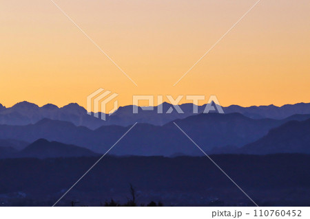 黄昏の山並みシルエット 110760452