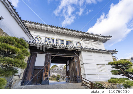 夕暮れの国宝姫路城　菱の門　兵庫県姫路市 110760550