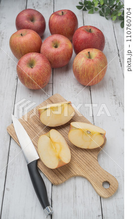 カットされたリンゴ カットされたリンゴ 110760704