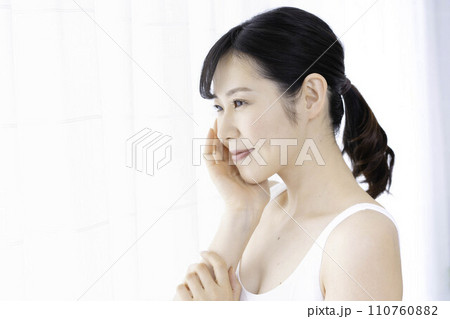 肌の潤いを実感する30代の女性 110760882