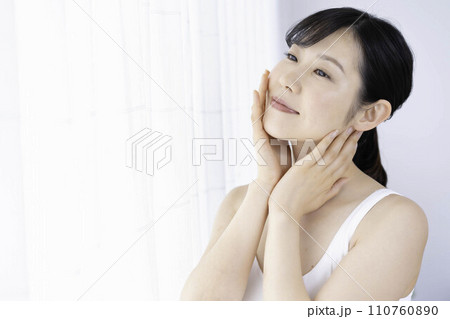 肌の潤いを実感する30代の女性 肌の潤いを実感する30代の女性 110760890