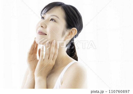 肌の潤いを実感する30代の女性 110760897