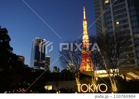 TOKYOのロゴと東京タワーの夜景 110760904