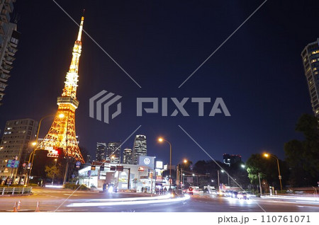 車のライトと東京タワーの光のアート（赤羽交差点） 110761071