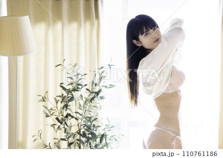 着替えをする若い女性 着替えをする若い女性 110761186